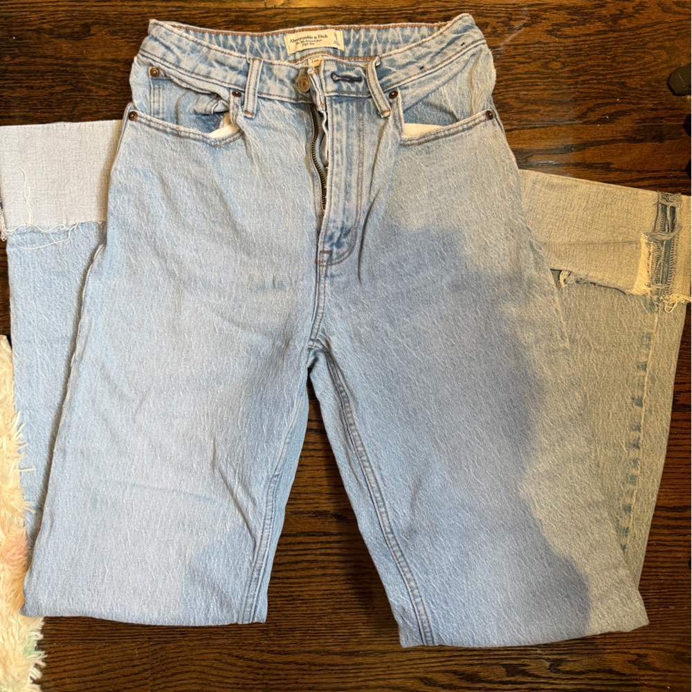 Abercrombie & Fitch Light Wash Women's Cropped Jeans